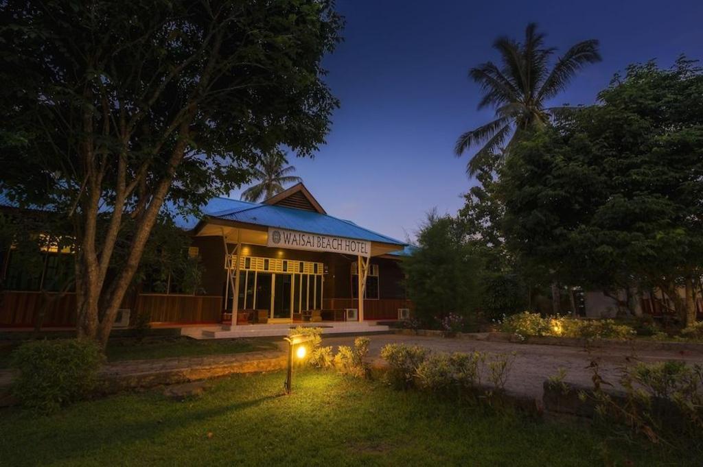 Waisai Beach Hotel Raja Ampat penginapan dekat pantai dan pelabuhan Waisai